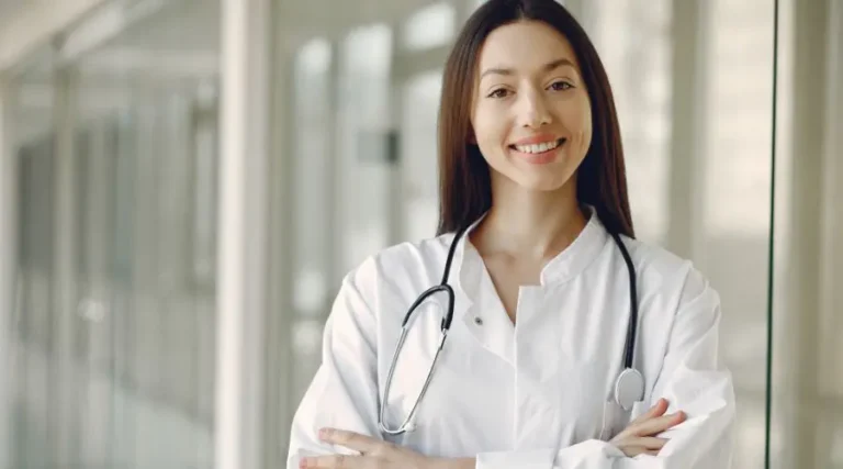 Médecin souriante car elle a un bon taux d'imposition