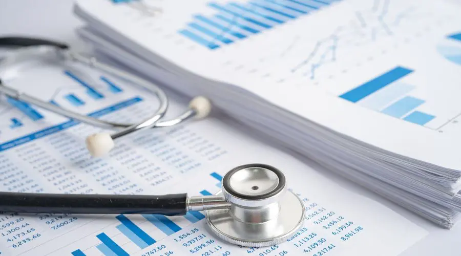 Stéthoscope posé sur des documents financiers pour illustrer l'imposition des médecins
