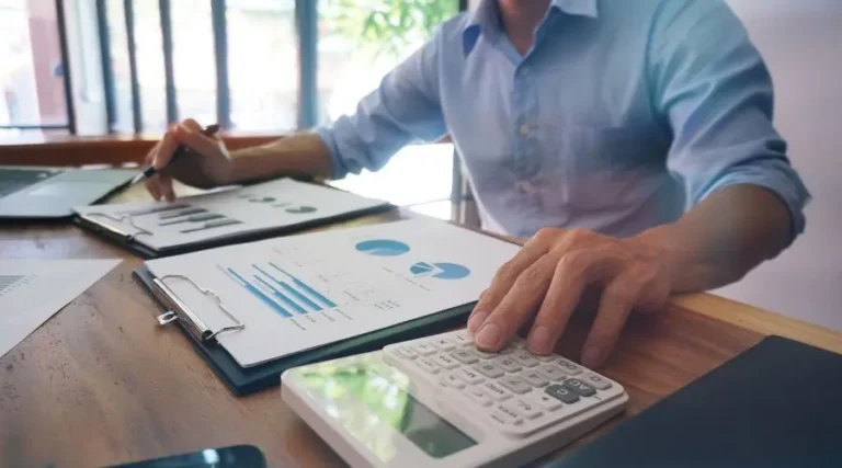 Médecin à son bureau en train de calculer ses erreurs fiscales