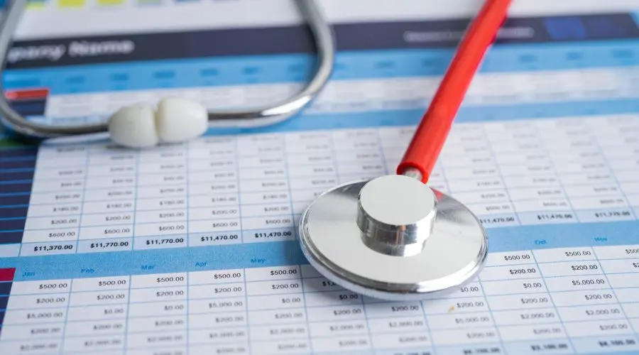 Stéthoscope posé sur livre de comptabilité de médecin qui fait des erreurs fiscales
