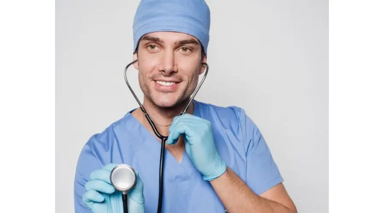 Médecin avec une bonne stratégie d'investissement qui tient son stéthoscope