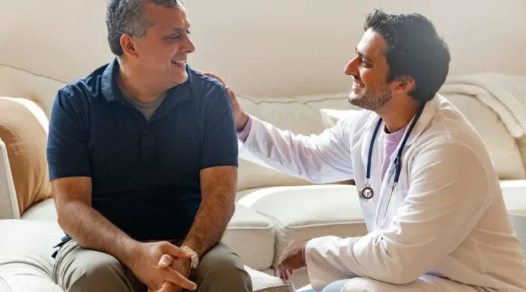 Médecin réconfortant un patient