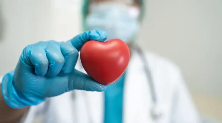 Médecin tenant un coeur en mousse