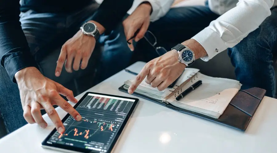 Médecins analysant leurs stratégies d'investissement sur ipad